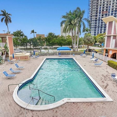 Hallandale Gulfstream Pool Walk To The Beach Apartment ฮาลลันเดลบีช ภายนอก รูปภาพ