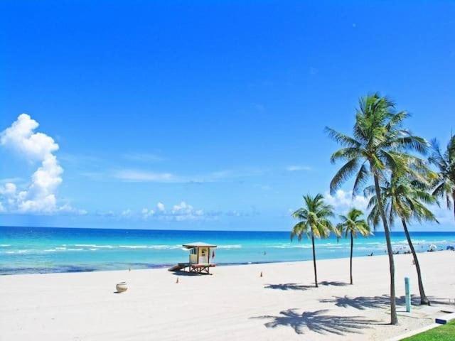 Hallandale Gulfstream Pool Walk To The Beach Apartment ฮาลลันเดลบีช ภายนอก รูปภาพ
